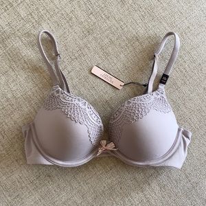 🪞 nwt VS push up lace trim bra 32c